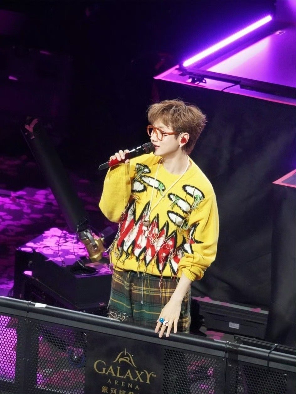 得了一听慢慢懂就哭的病 这首歌从沈音唱到鸟巢，从鸟巢唱到澳门，现在又要唱遍世界。