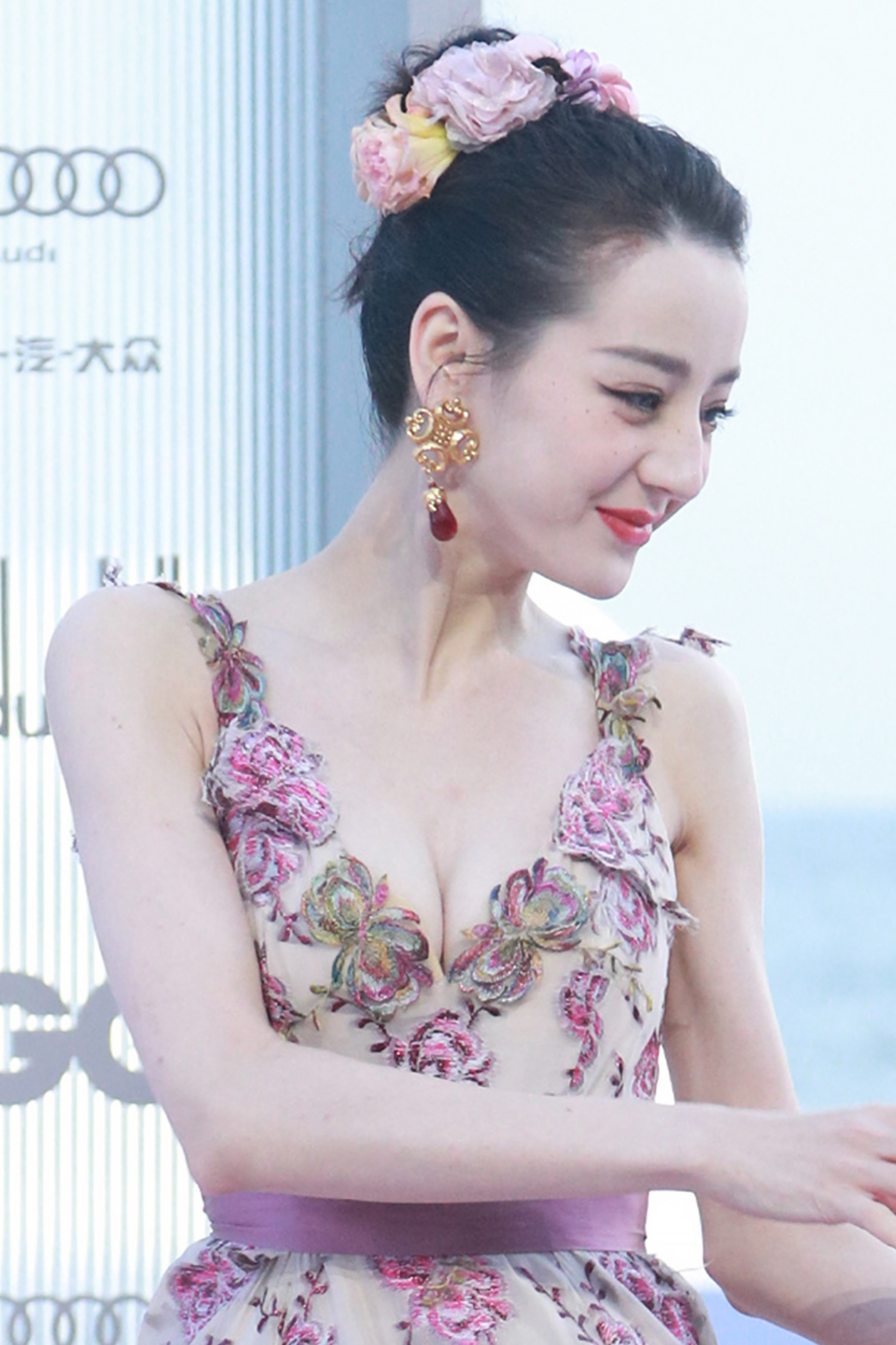 迪丽热巴代言甄稀冰淇淋 热巴好“凶”好白好深