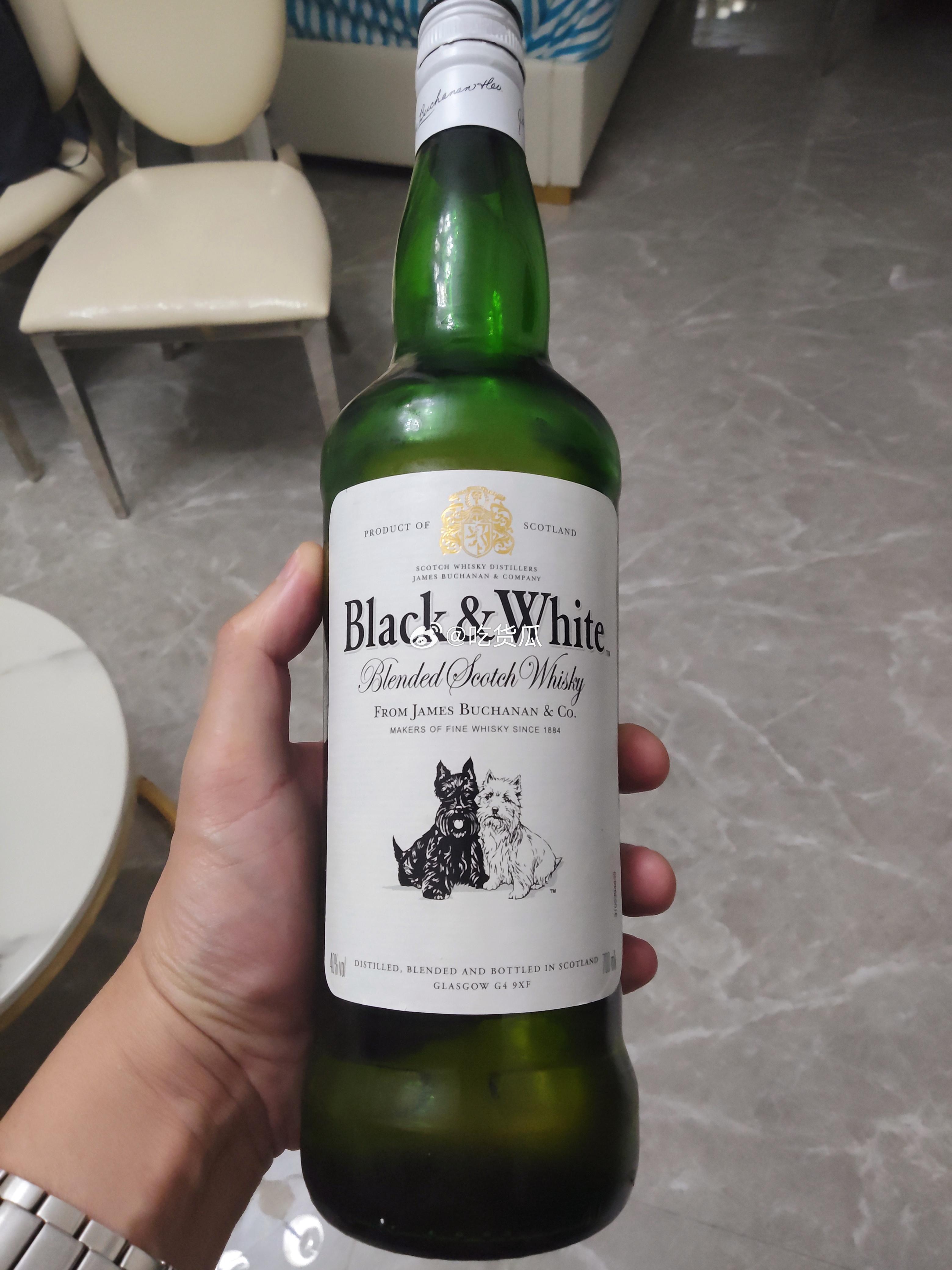 又是一款两位数的威士忌， 黑白狗Black White，调和型，很容易喝，绝对是