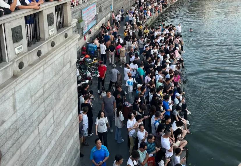 天津游客和网友们评出的6A级景区天津伯伯海河狮子林桥跳水表演最近真是火出圈了
原