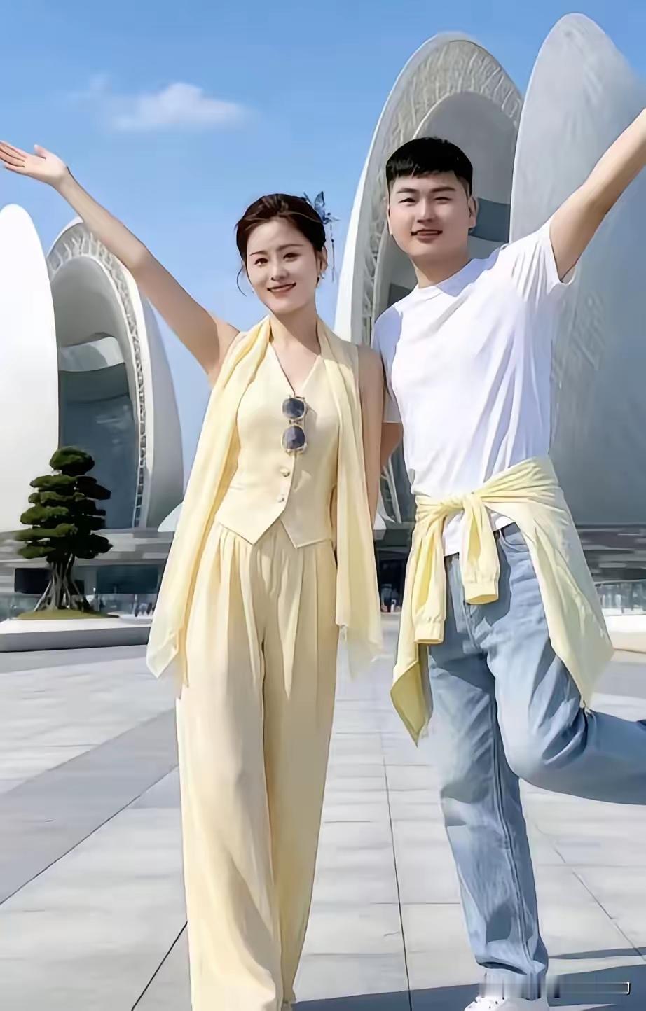大衣哥的一双儿女
都找到了良人