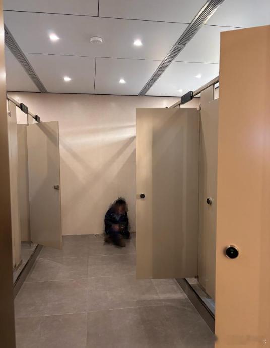 云冈石窟保洁员在厕所坐地休息的画面引发热议,这一幕无关 “设施有无” 的简单争论