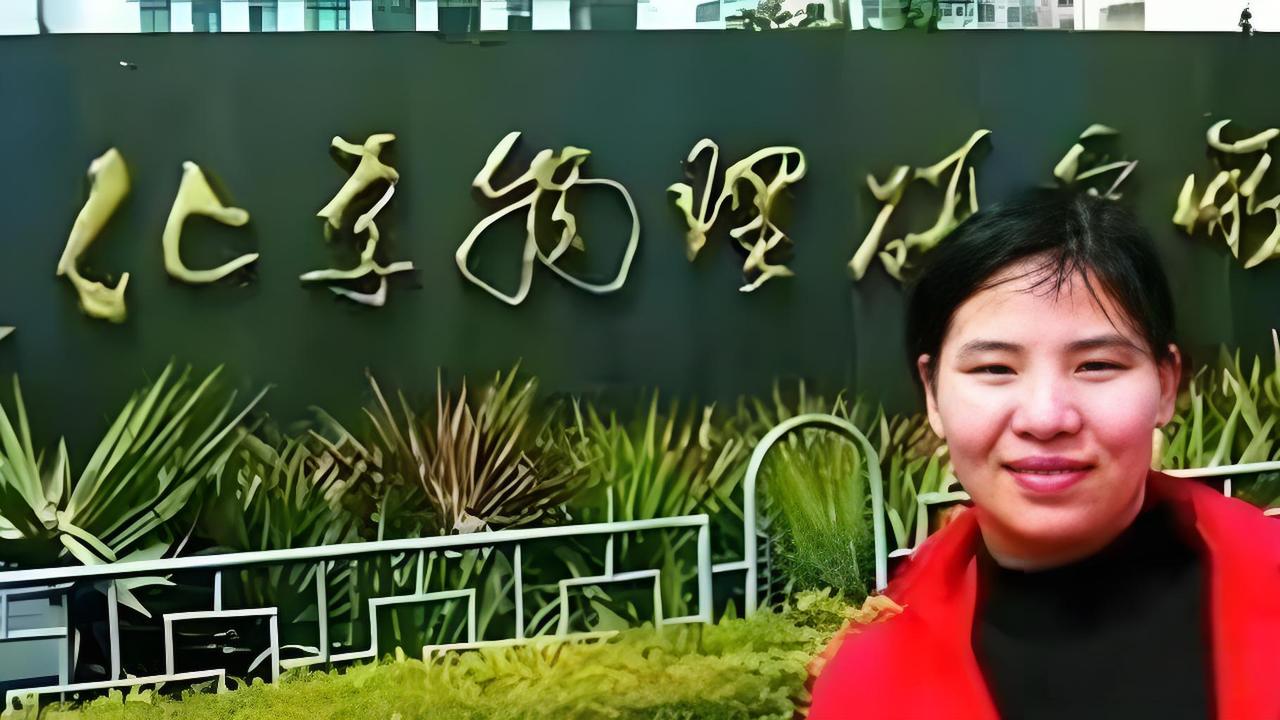 1993年，湖南一名16岁女孩，一路小跑回家，兴高采烈的把录取通知书递给父亲，谁