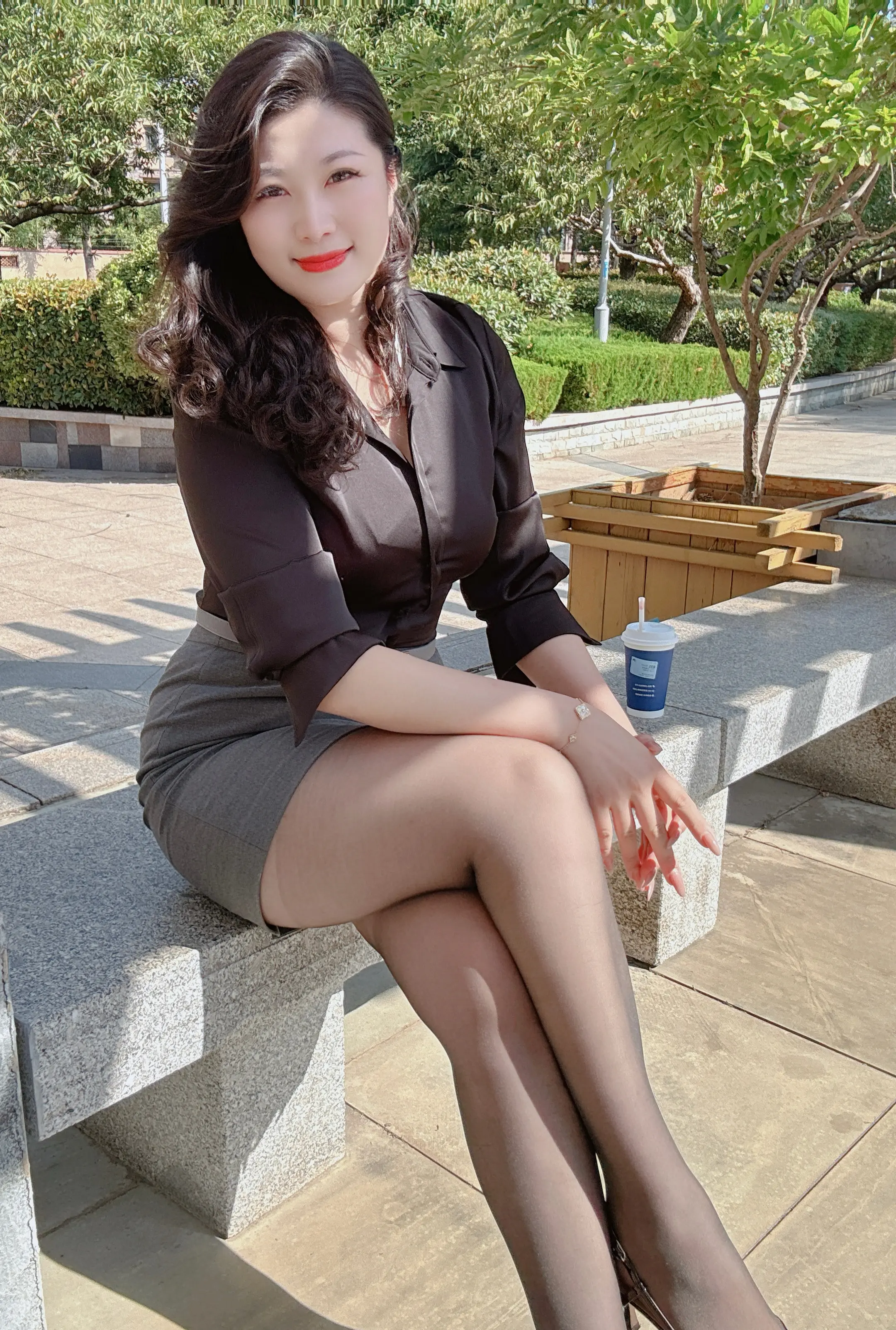 人一定要靠近能托举你的人，计较里生不出慈悲，争吵里养不出优雅，内耗的环...
