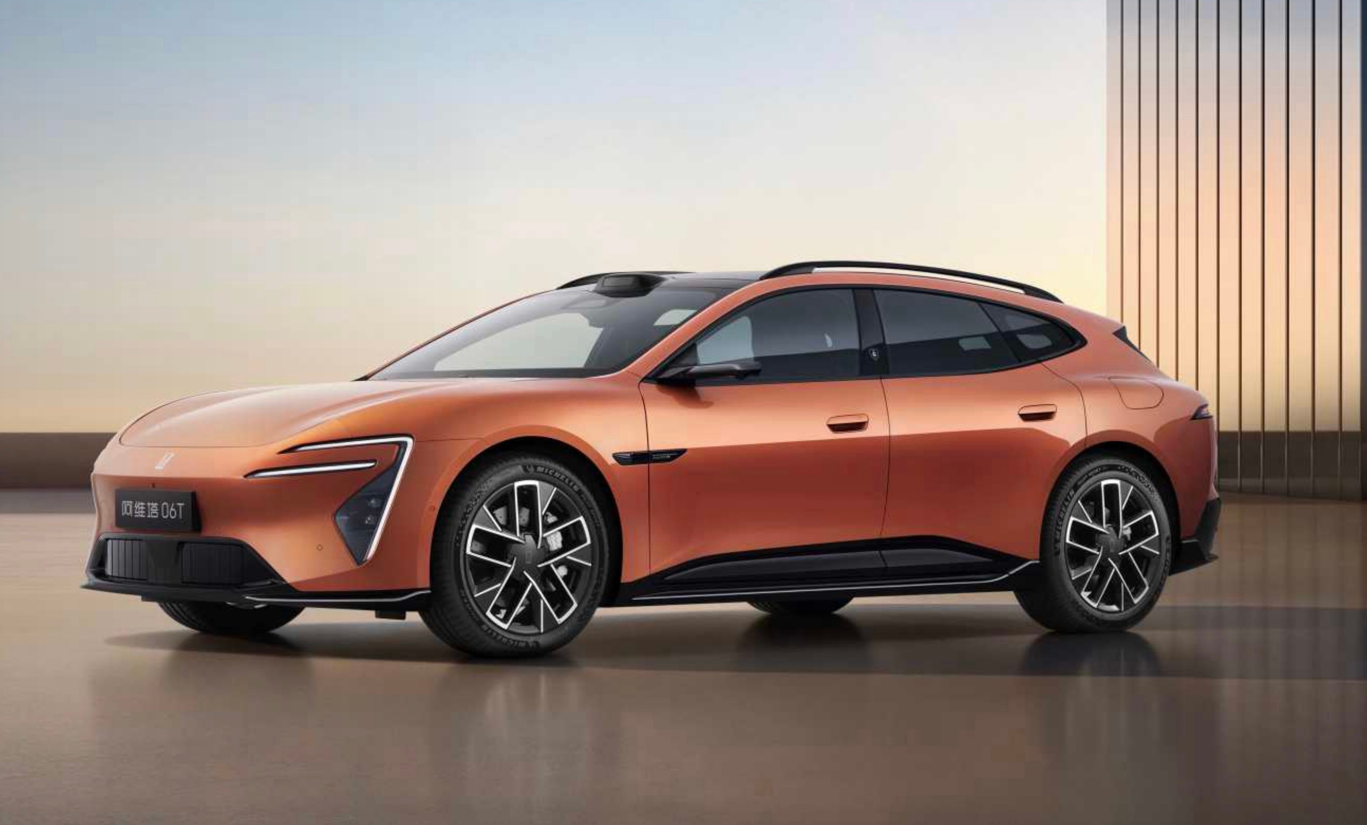 4月22日，阿维塔06T正式上市，售价21.99万-27.99万元，共推出四个版