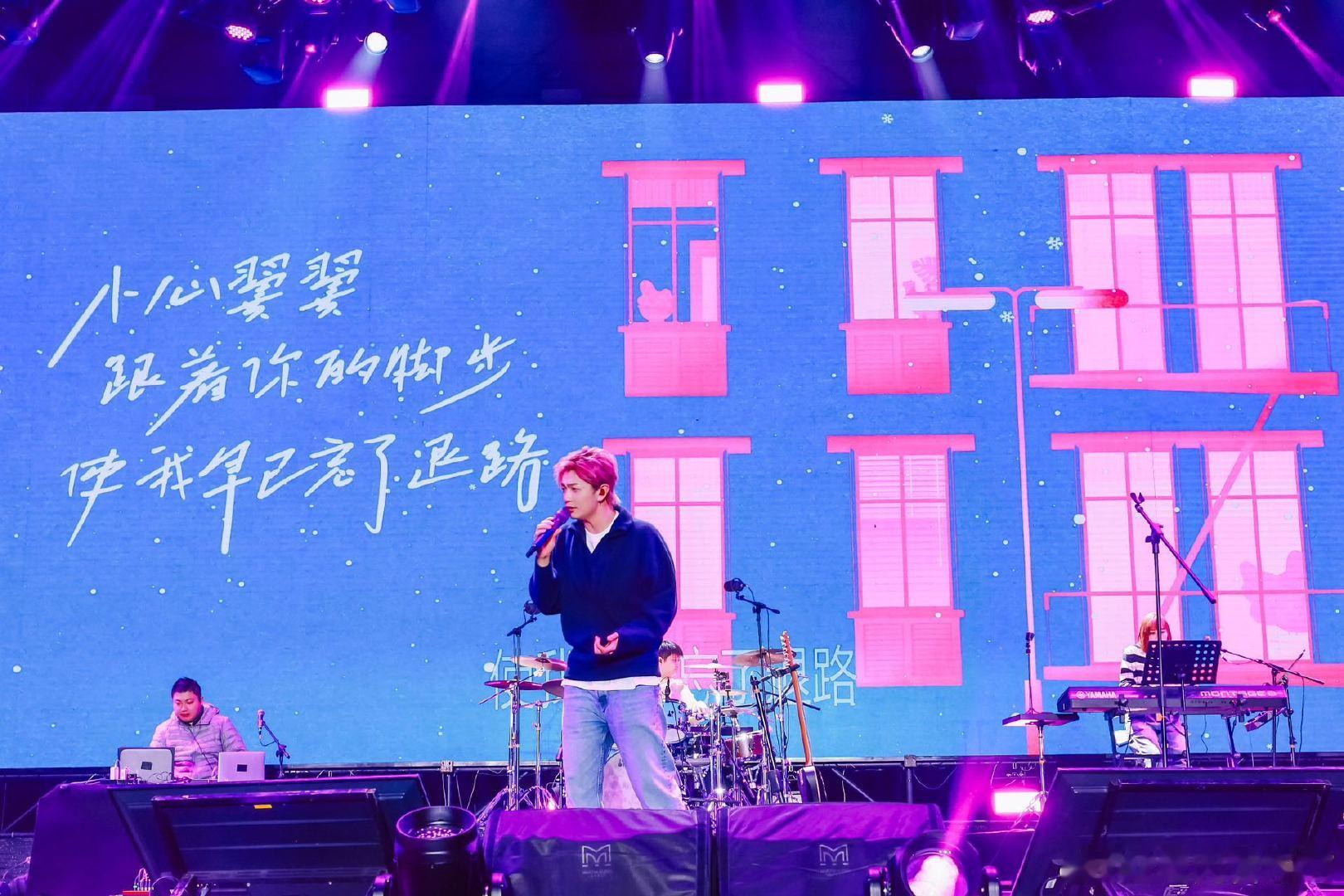 颜人中跨年两天唱了17首歌  线上央视晚会，线下音乐节，颜人中跨年行程满满，两天