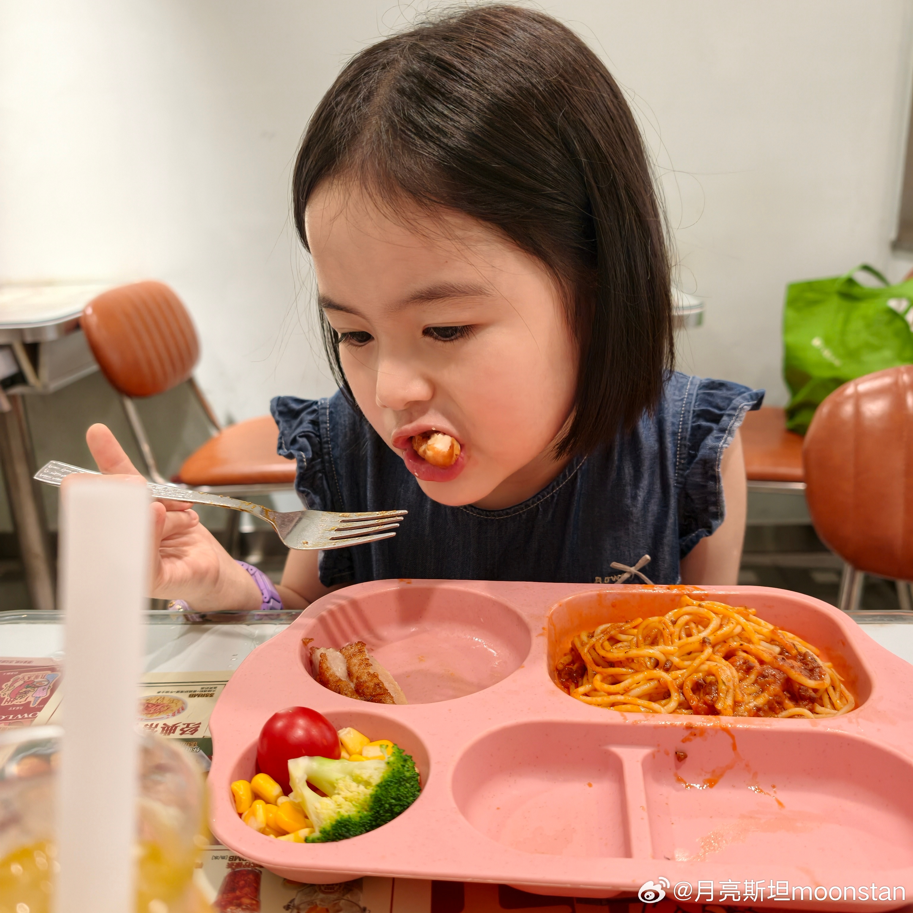 妹的樱桃小丸子同款发型。 