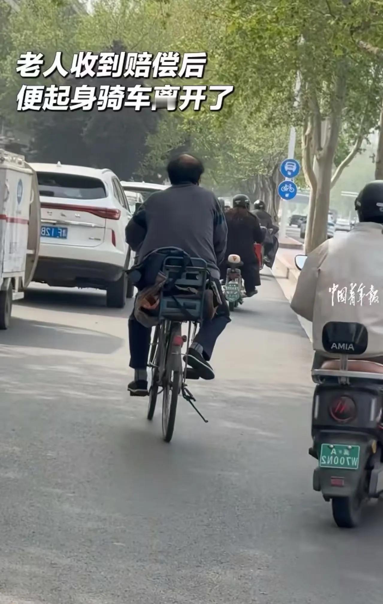 “这个交警火了！”外卖员不慎将老人蹭倒，老人趴在外卖员电瓶车上不肯起身，要求赔偿