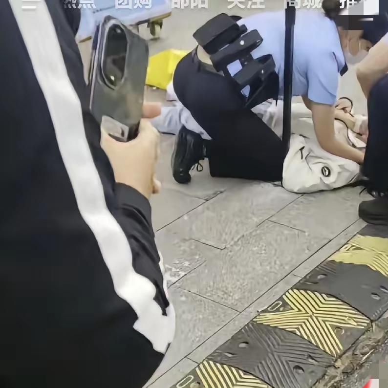 高考最离谱“添乱式陪考”！家长考场外紧张到休克，反倒拖累孩子
 
这位家长是来给
