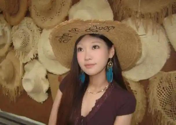 22岁的北京女孩，生命永远停在了新疆的公路上。父亲千里迢迢去接女儿，接回的只有骨