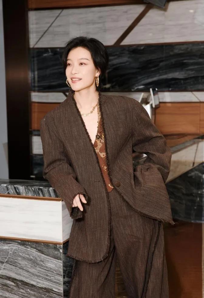 倪妮短发造型杀我！
 
倪妮这组新造型真的太绝了！💥
利落短发配棕色调西装套装