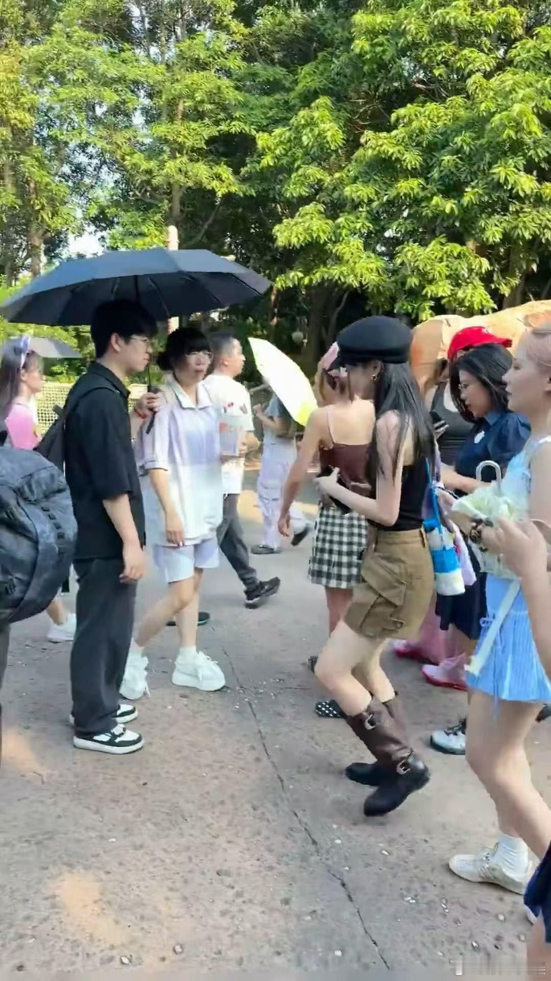 网友在上海迪士尼偶遇周也路人在迪士尼偶遇周也网友在上海迪士尼偶遇周也，玩的开心，