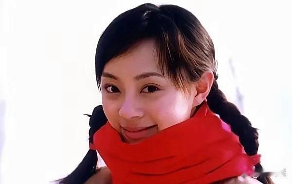 孙俪年少时期灵气满满，眉目干净又鲜活，清甜气质格外动人。 