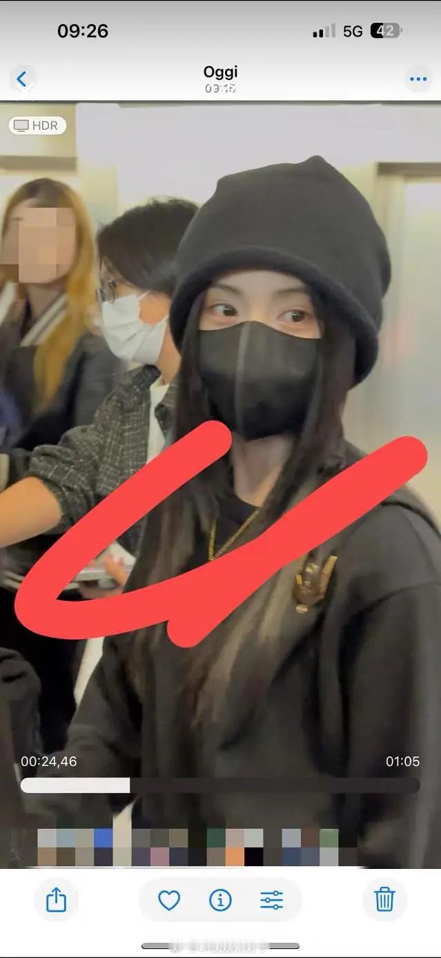 鞠婧祎米兰时装周路透生图大出圈，状态看起来是不是很好？[举手]鞠婧祎妈咪级别 ​