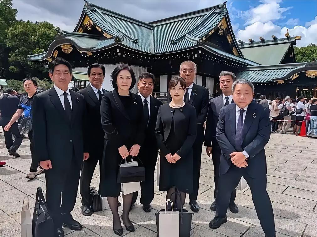大汉奸石平和日本政客参拜战犯鬼社后，在合影时向前迈开了一大步，放低了身段姿态。