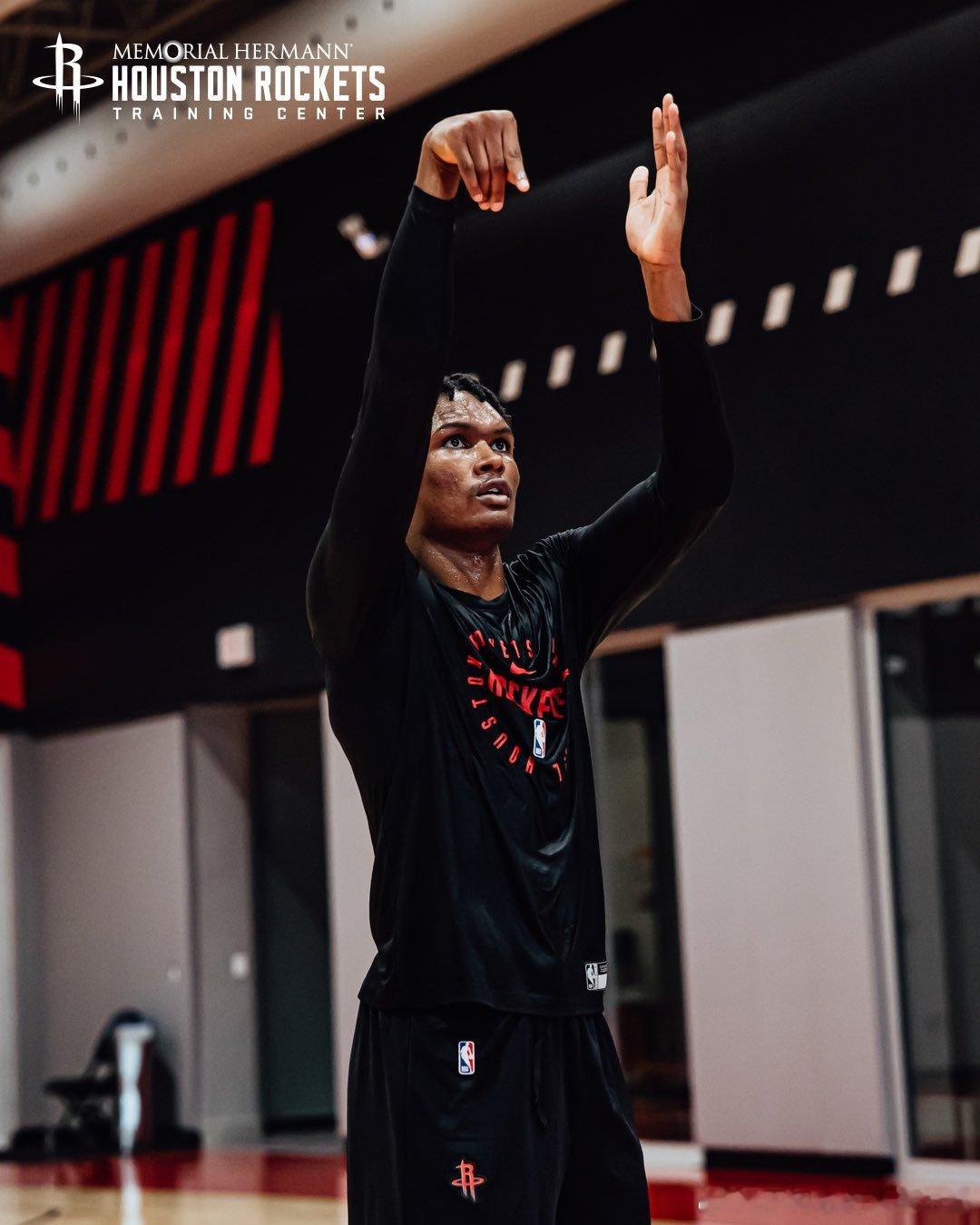 NBA[超话]  阿门这个夏天也是苦练的一季 ​​​