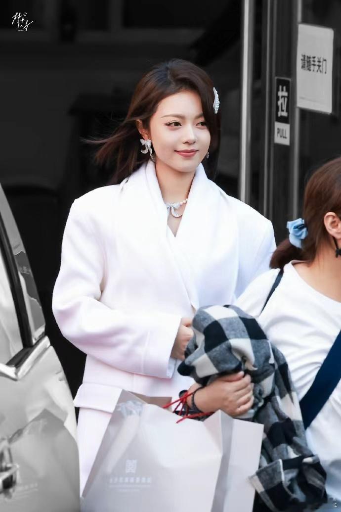 赵今麦hi6白色大衣上班路透，一身白色大衣look完全就是冬日女主啊，优雅又可爱