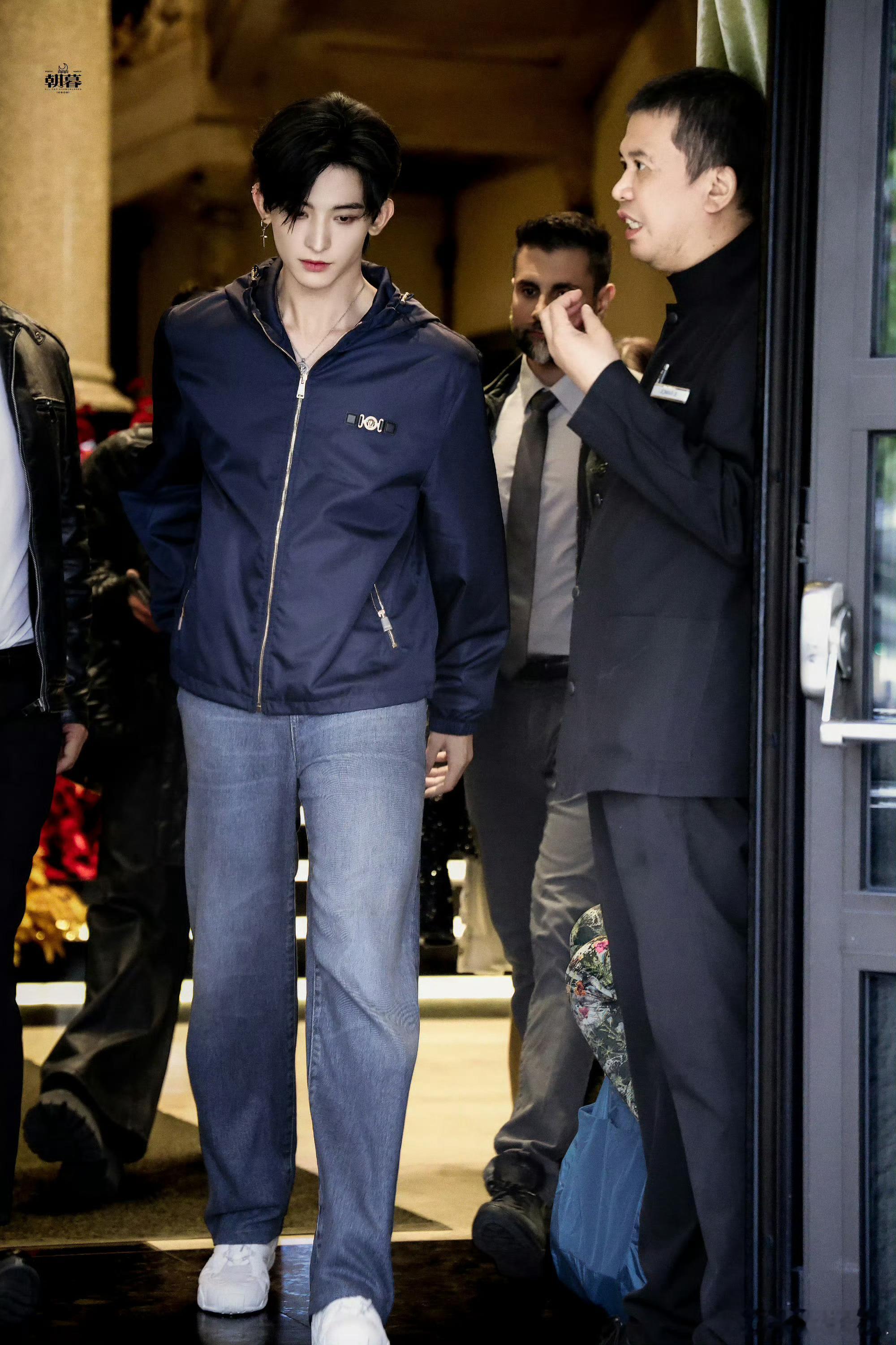 这哪里是机场偶遇，这分明是《白月梵星》番外篇