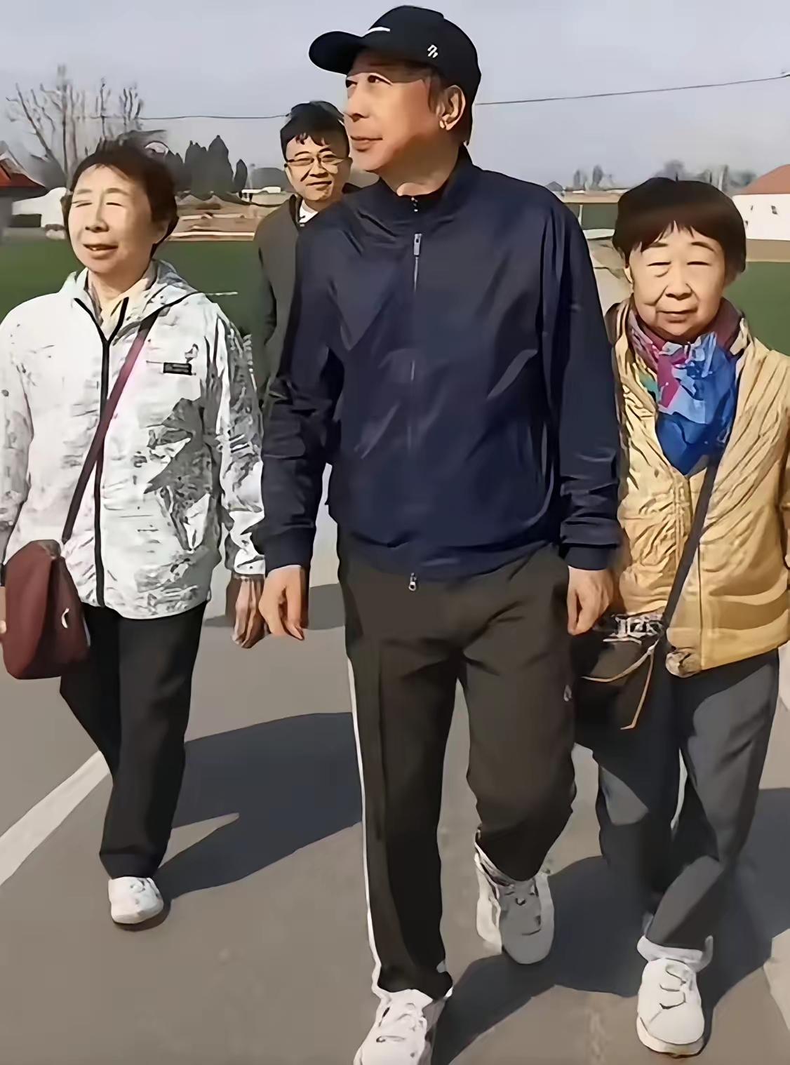 画面一出来，网友就炸了：这真是那个春晚舞台上的冯巩吗？花白头发、一身便装，站在老
