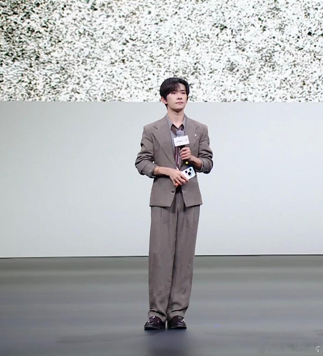 华为发布会上，比余承东更有看点的男人来了～易烊千玺，手上这台HUAWEI Pur