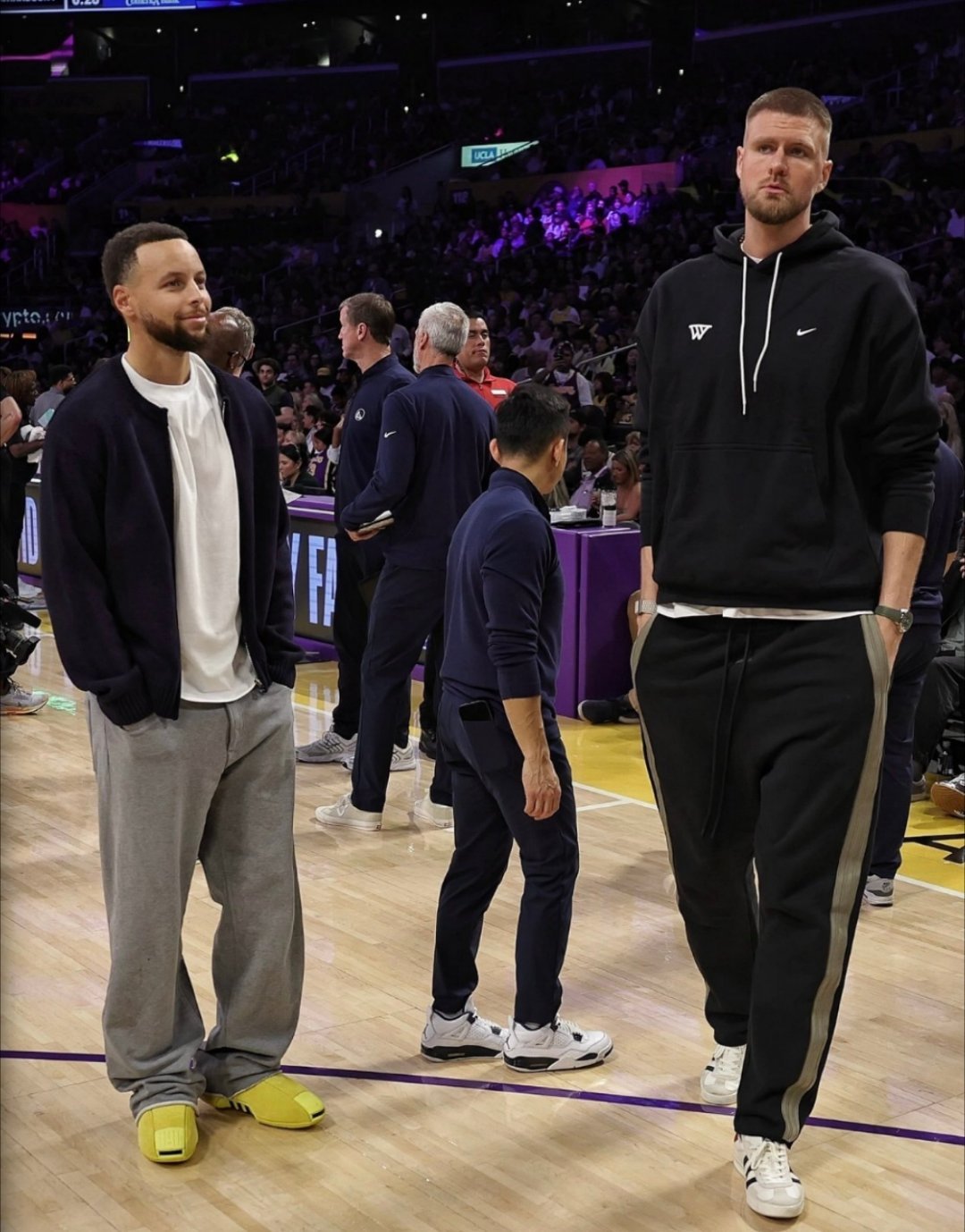 今天赛后采访，科尔表示，“我跟库里聊过了，他说感觉好多了，情况正朝积极方向发展。