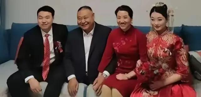 1988年深冬，安徽有对夫妻把刚生下来的女娃，送进了村里没成家的葛保田和葛保尧兄