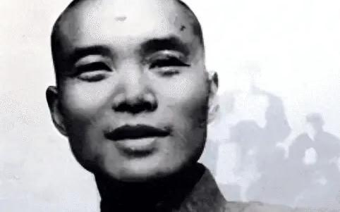 在功德林监狱里，国军将领们都要学一门手艺，以便出去后自食其力。沈醉报名学缝纫机，