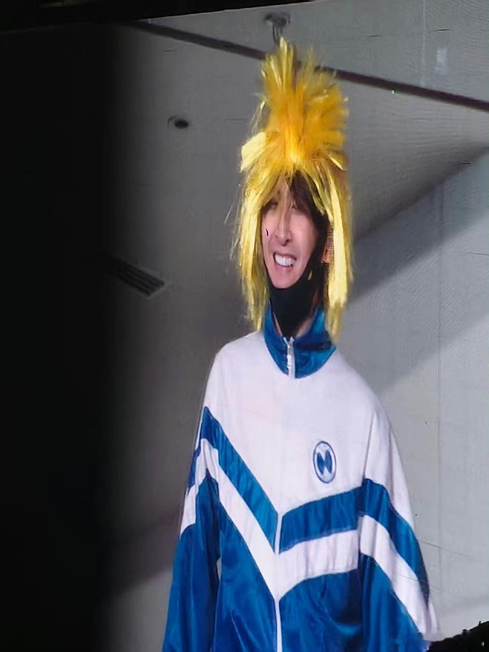 徐良演唱会偶遇张远徐良演唱会上偶遇张远 徐良演唱会偶遇张远，这头发回头率爆表哦 