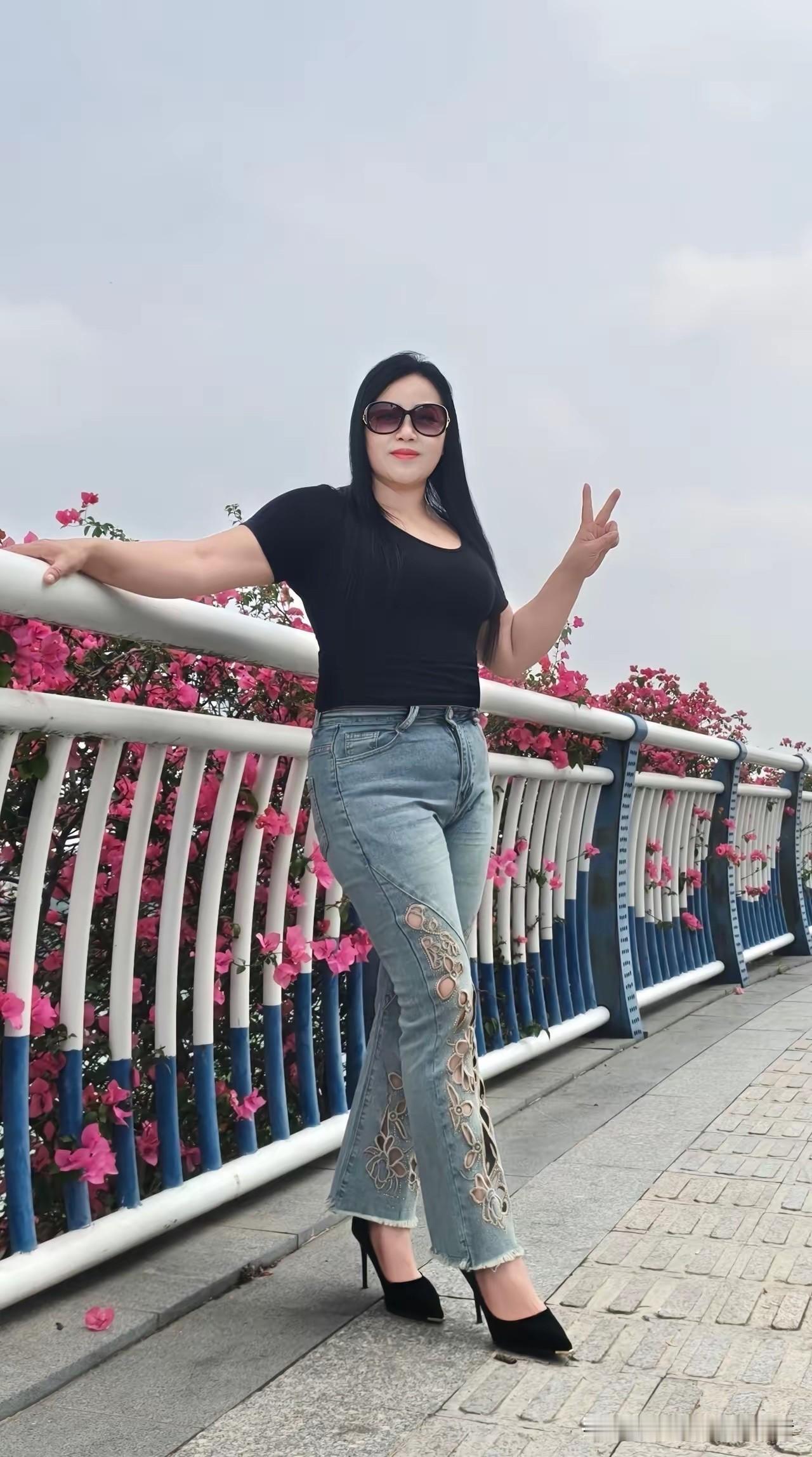 现在的女人
一到放假
就开着车往外跑
没有汽车摩托车也行
实在不行
单车也可以