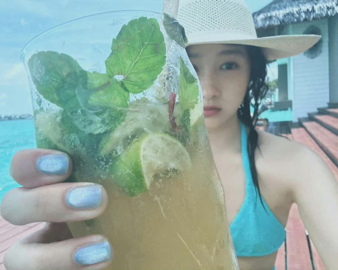 关晓彤ins更新薄荷 蓝色 大海 萌妹一个！ ​​​