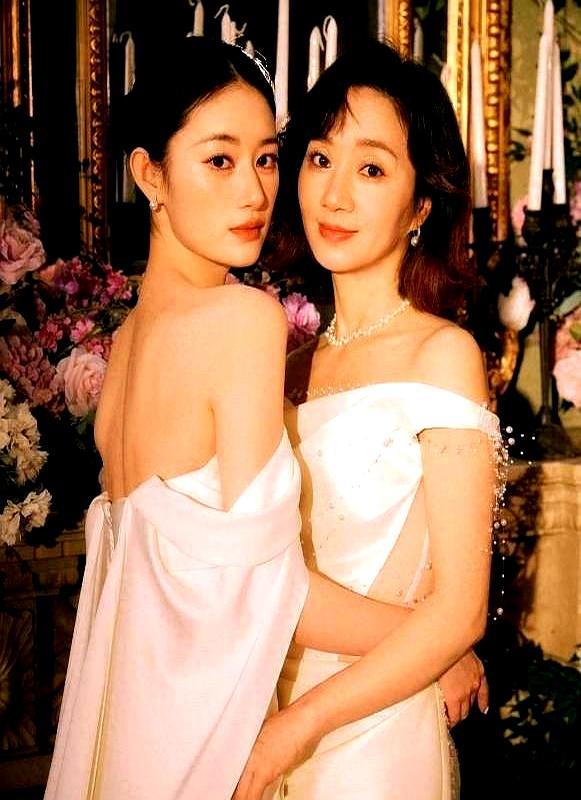 制片人刚把一摞新剧本递过来，亲妈一把夺走砸在桌上，指着退步的试卷冷脸甩话，停掉所