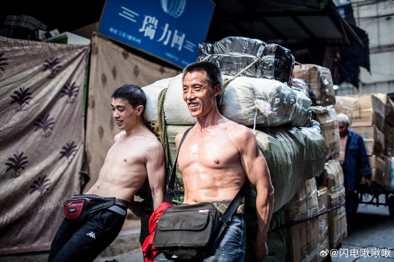 重庆棒棒15年扛货1万吨行走1.5亿步  摄影师谈火遍全网重庆棒棒父子背后故事 