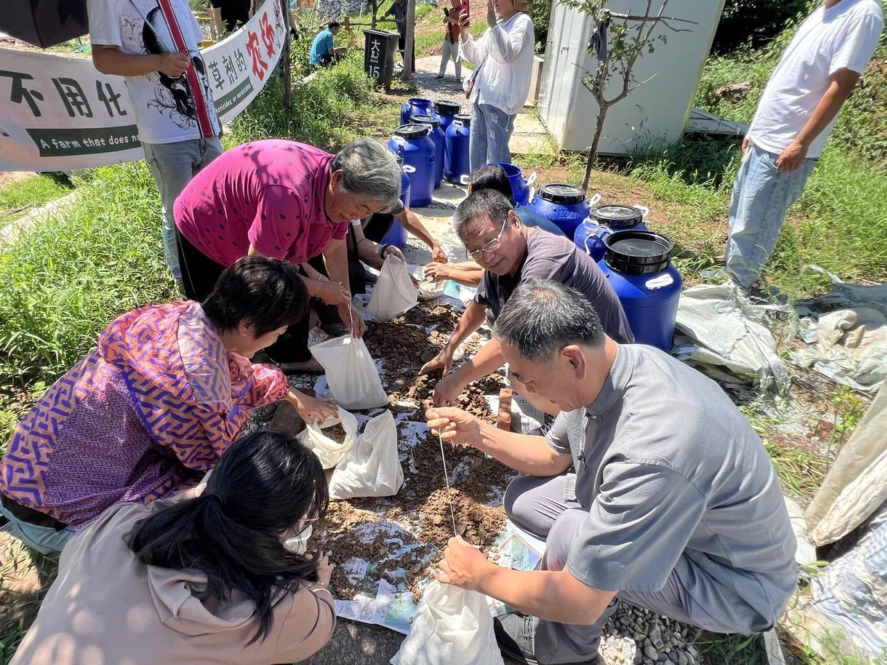 #助农自助# 
不畏酷暑，冒着烈日，大家一起做果蔬营养液（酵素），为有机栽培准备