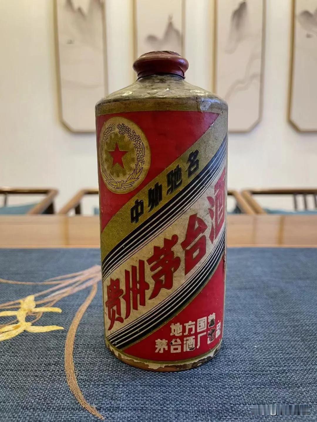 老战友请我吃饭，谁料上菜时，女服务员失手将价值50000的80年矮脖茅台摔得稀碎