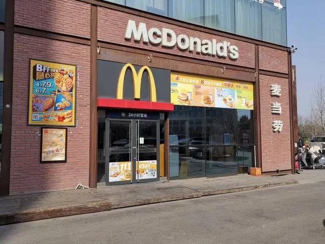 麦当劳摊上事了，被曝出篡改食品保质期标签、使用过期食材、食物过了保存期依旧售卖和