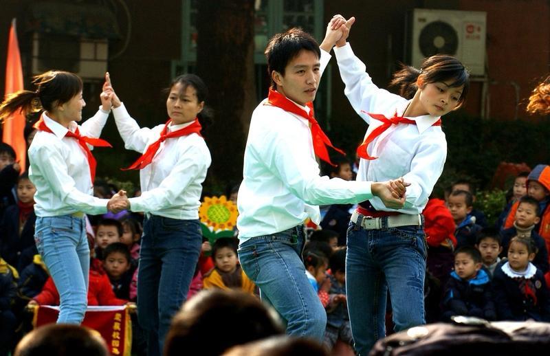 ＂感觉现在的男的对女的都不感兴趣了，以前下午放学后学校操场上会有来自镇里其他各个