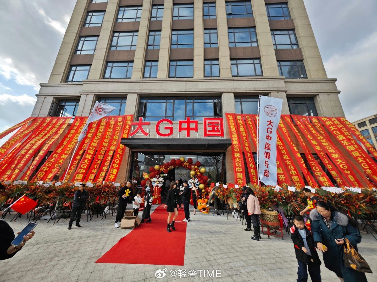 #别人家的年会是这样的# 这样的年会，我会自带小板凳在旁边坐着看[666] ​​