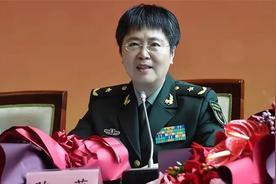 1989年，22岁的陈薇从浙大保送清华读研。在火车上，她爱上了比自己大十二岁的男