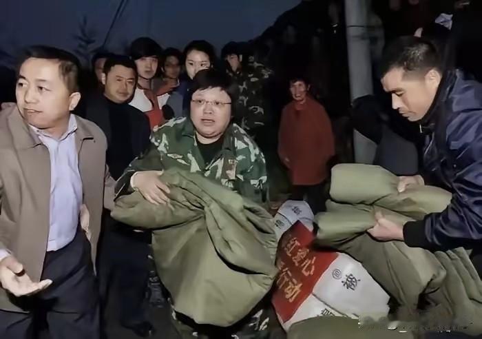 胡锡进发文支持韩红公开道歉！
6月30日，韩红在社交平台发文，针对电影首映活动上