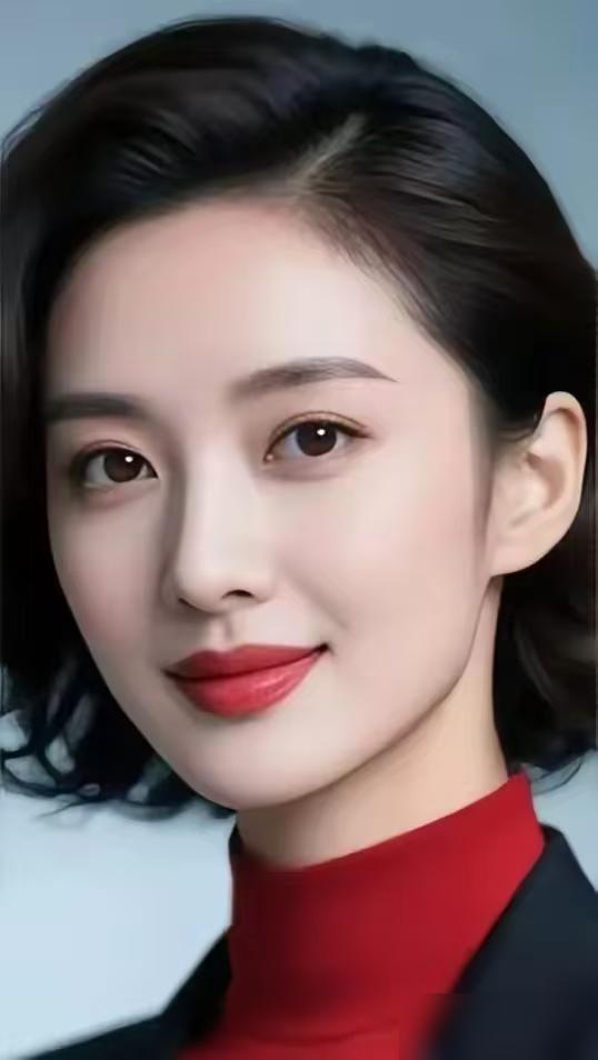 我告诉你，那个穿黑西装、红内搭的女人，根本不是去上班的。
她是在上战场。那身黑