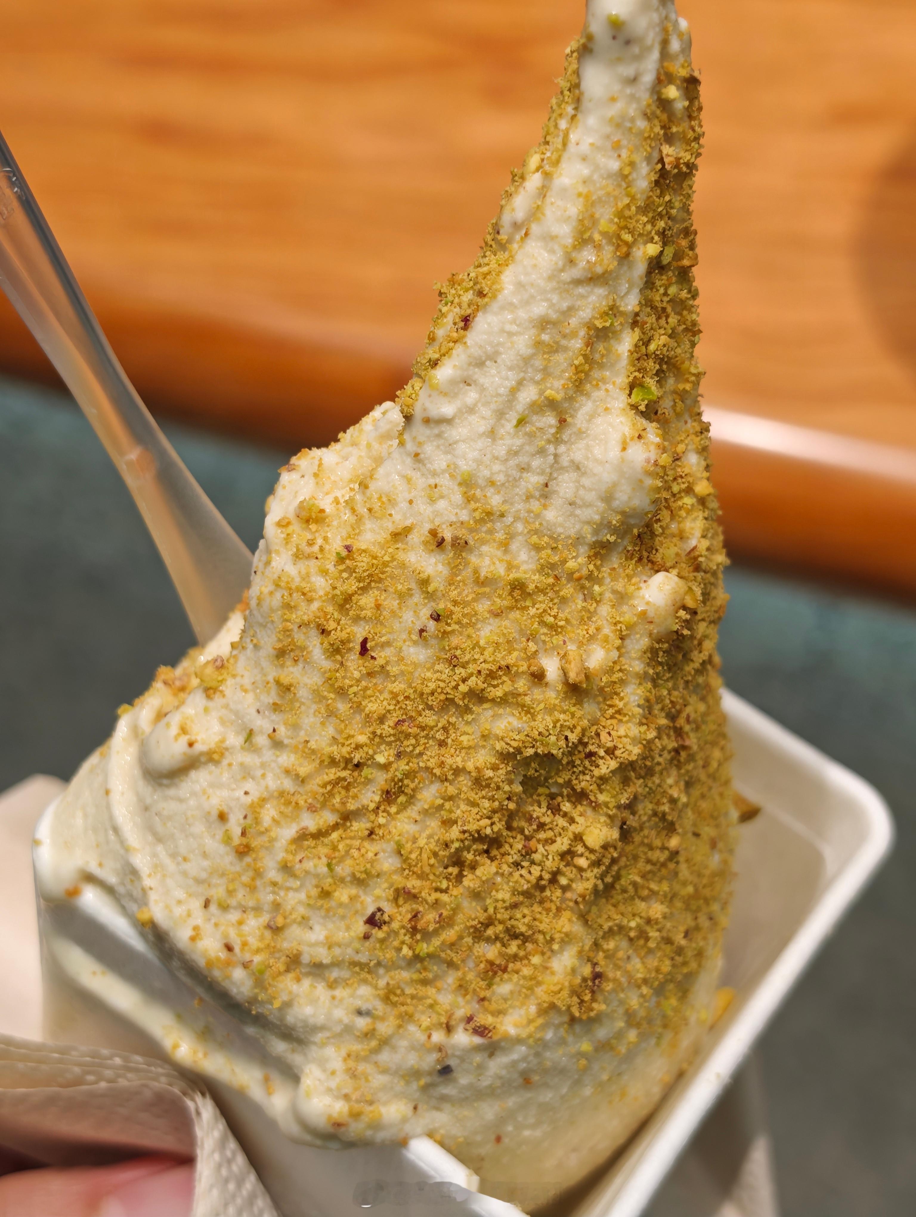 也是好起来了，恰上野人先生冰淇淋了说实话味道还行，这个开心果味不是很甜，奶味也够