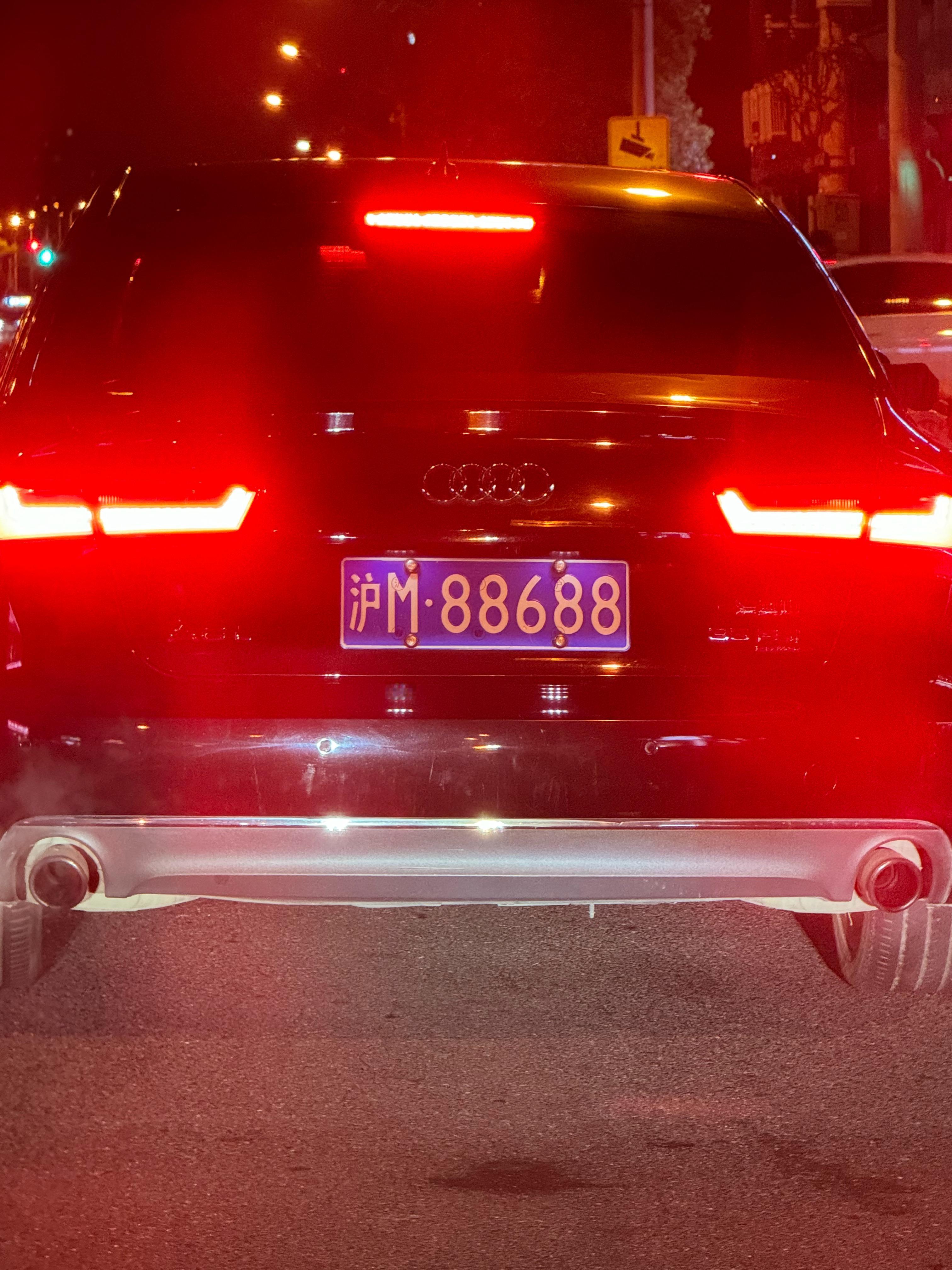 哎呦可以，这个车牌不错，就差一口气等会拿个白色油漆笔帮他一下，给他凑个圆满[笑而