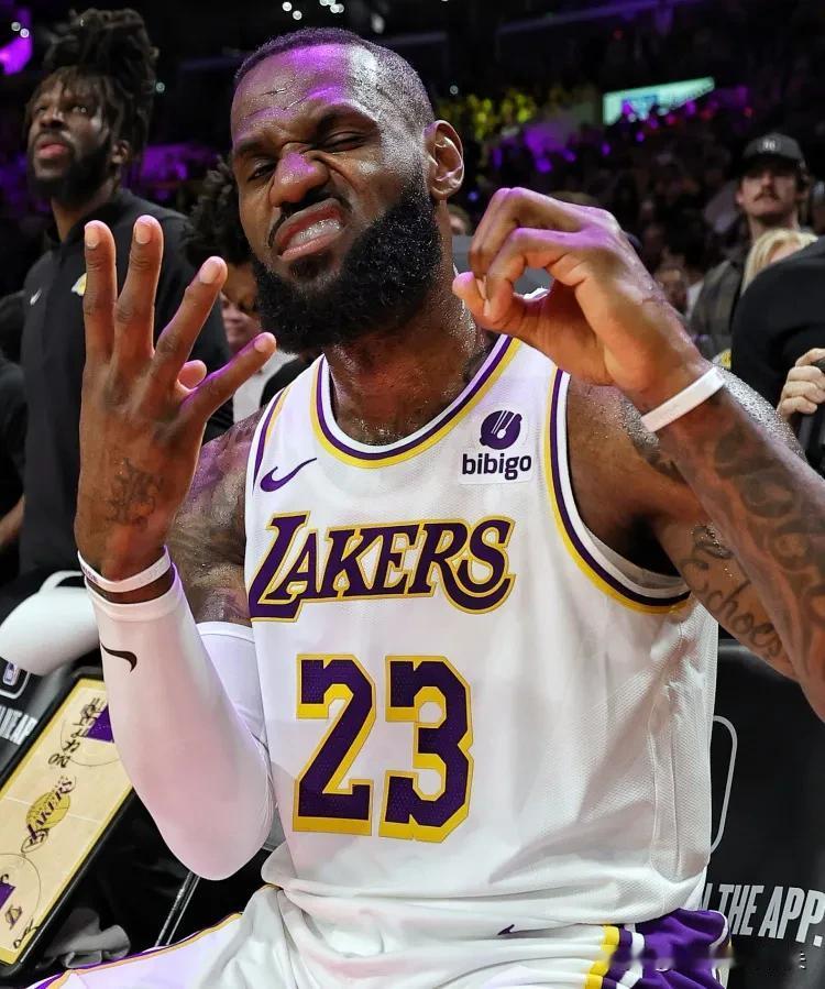 NBA赛场镜头之詹姆斯是个狠人啊，17投就得到了49分，末节17分，比我在NBA