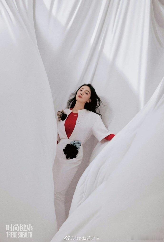 杨幂Prada高智感 与新代言的契合度堪称满分！自带的优雅知性气场，完美呼应品牌
