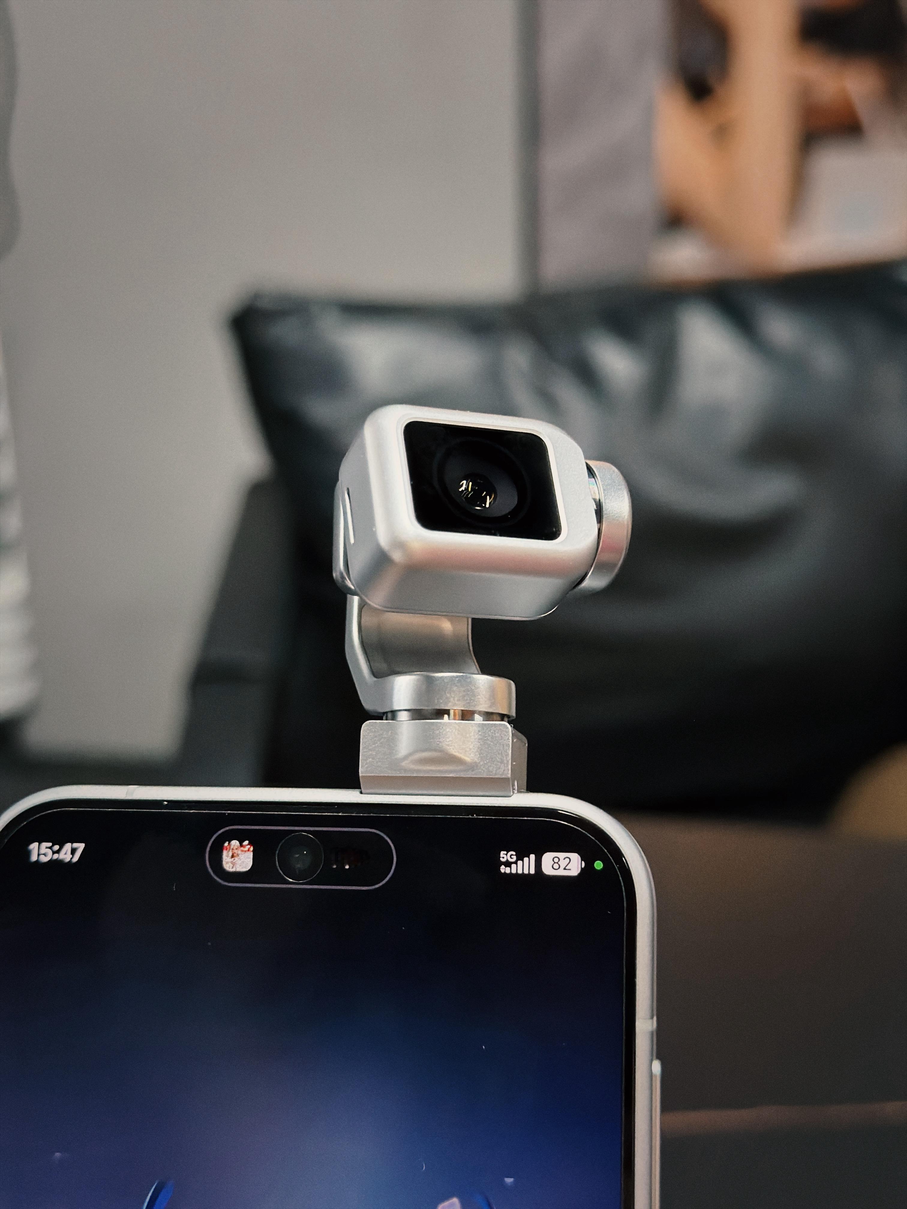 用荣耀Robot Phone听歌，这个情绪价值太高了而且音质是真的好，甚至比果 