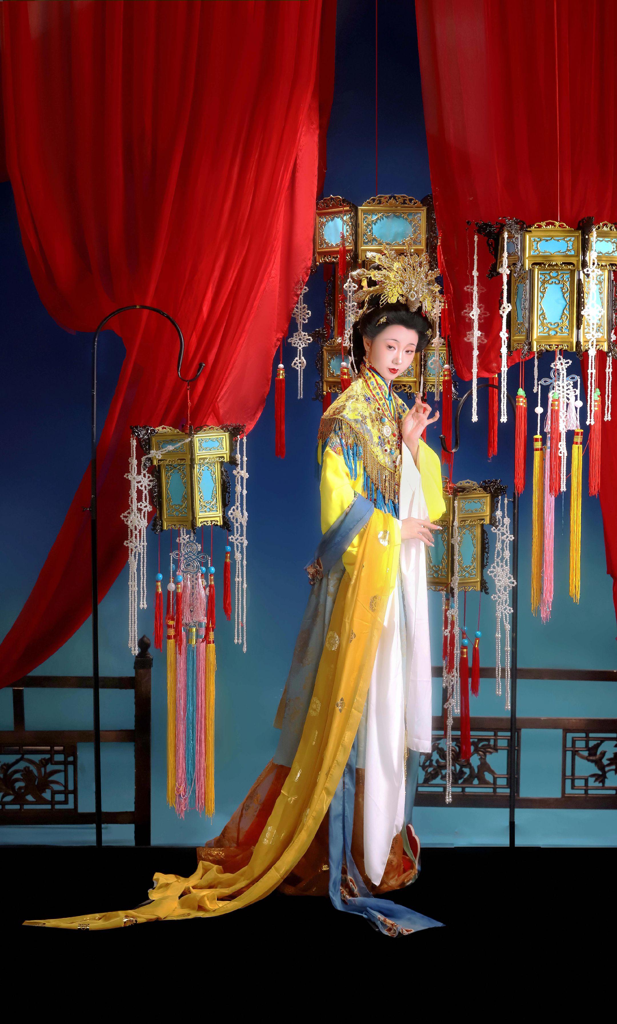 二十年来辨是非，榴花开处照宫围。