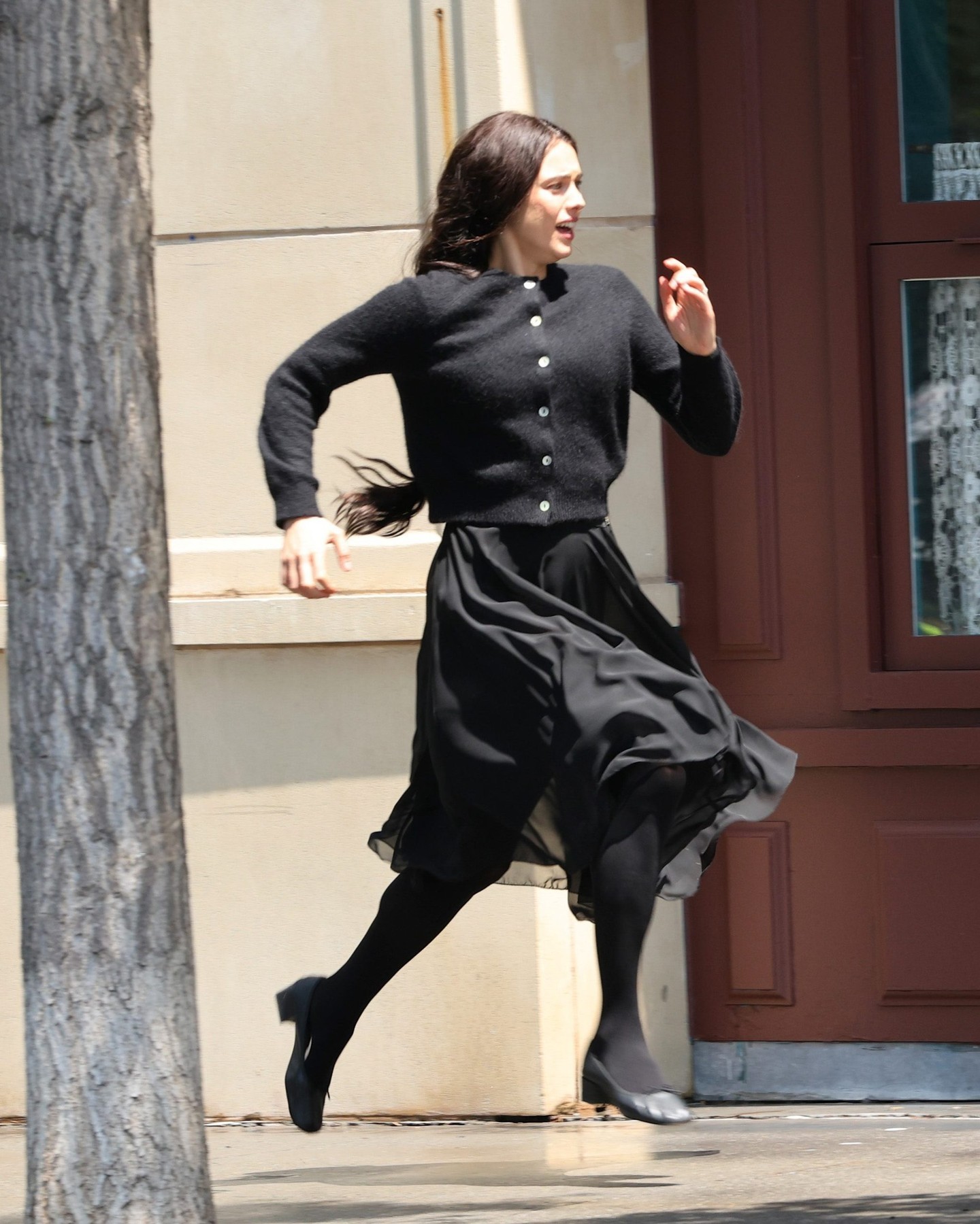 Margaret Qualley 在翻拍电影《着魔》的片场照(前一段曝出她离婚了