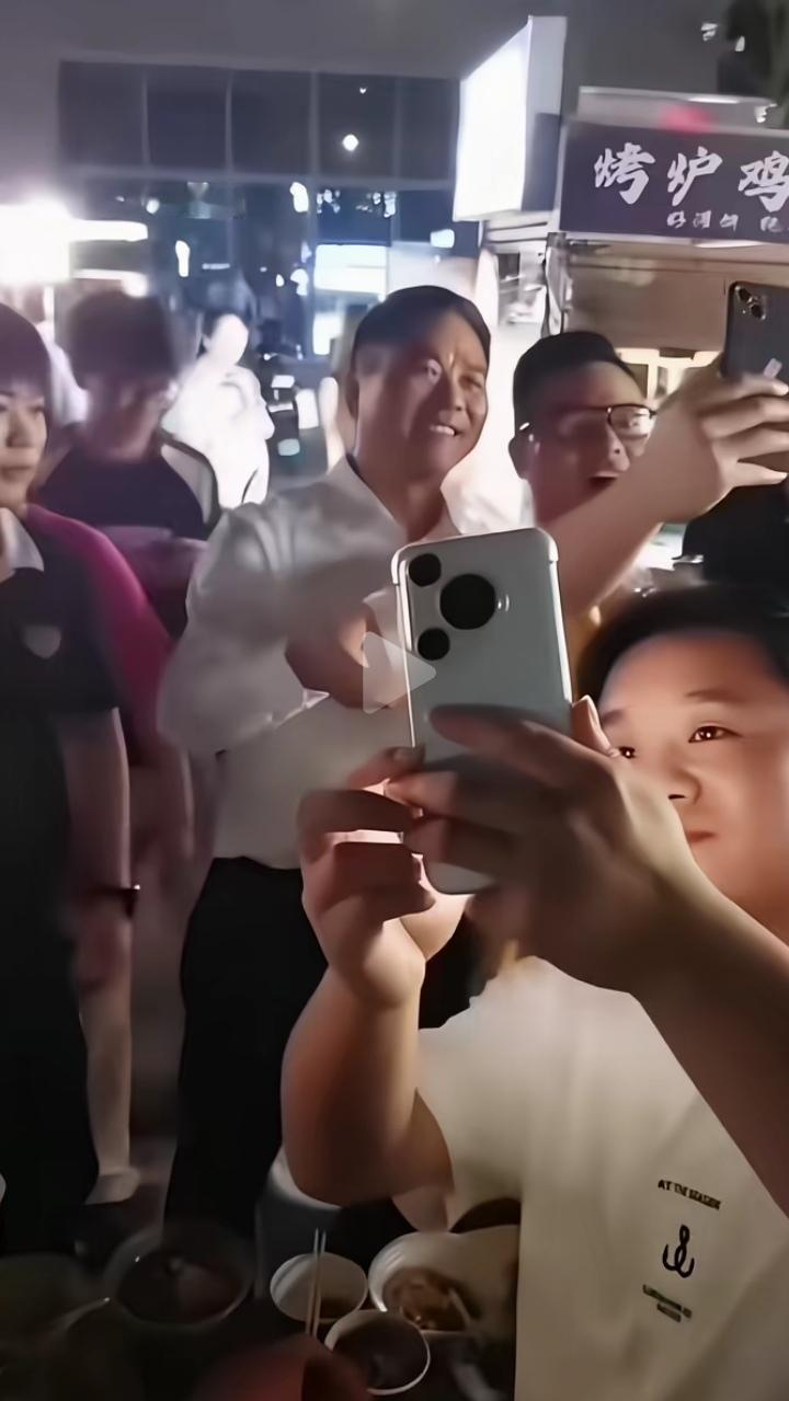 刘强东非常受人尊敬和爱戴，每当他走在宿迁的街头，总能遇见最暖的乡情。瞬间被热情的