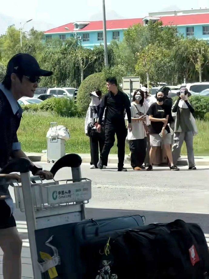 高叶倪妮演过闺蜜向野的我们熟人局李宇春辛芷蕾高叶倪妮合照1. 奔赴旷野的女生小队