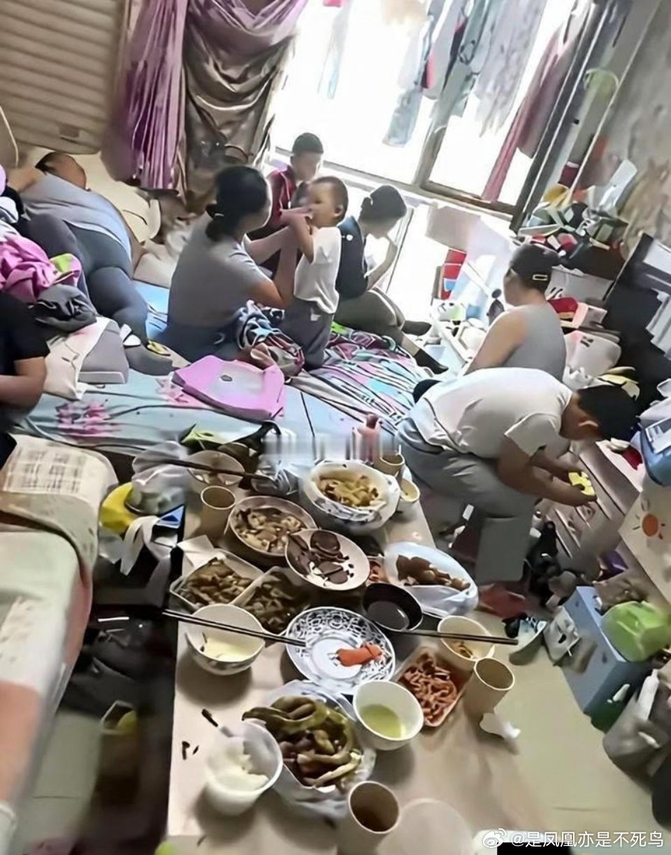 一屋子居然没一个收拾的，好乱。 ​​​